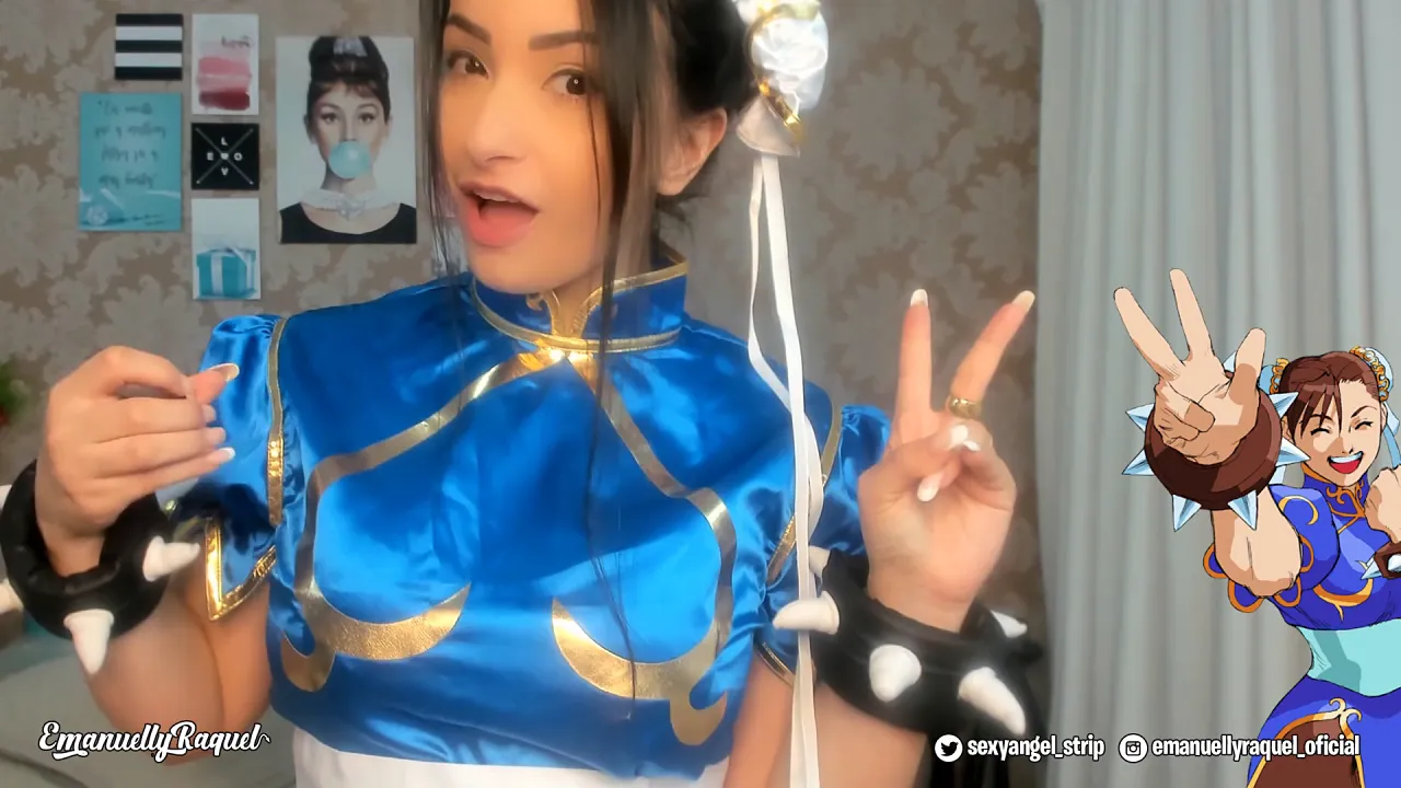 Brunette Chun Li cosplay babe gets creampied by cam guy