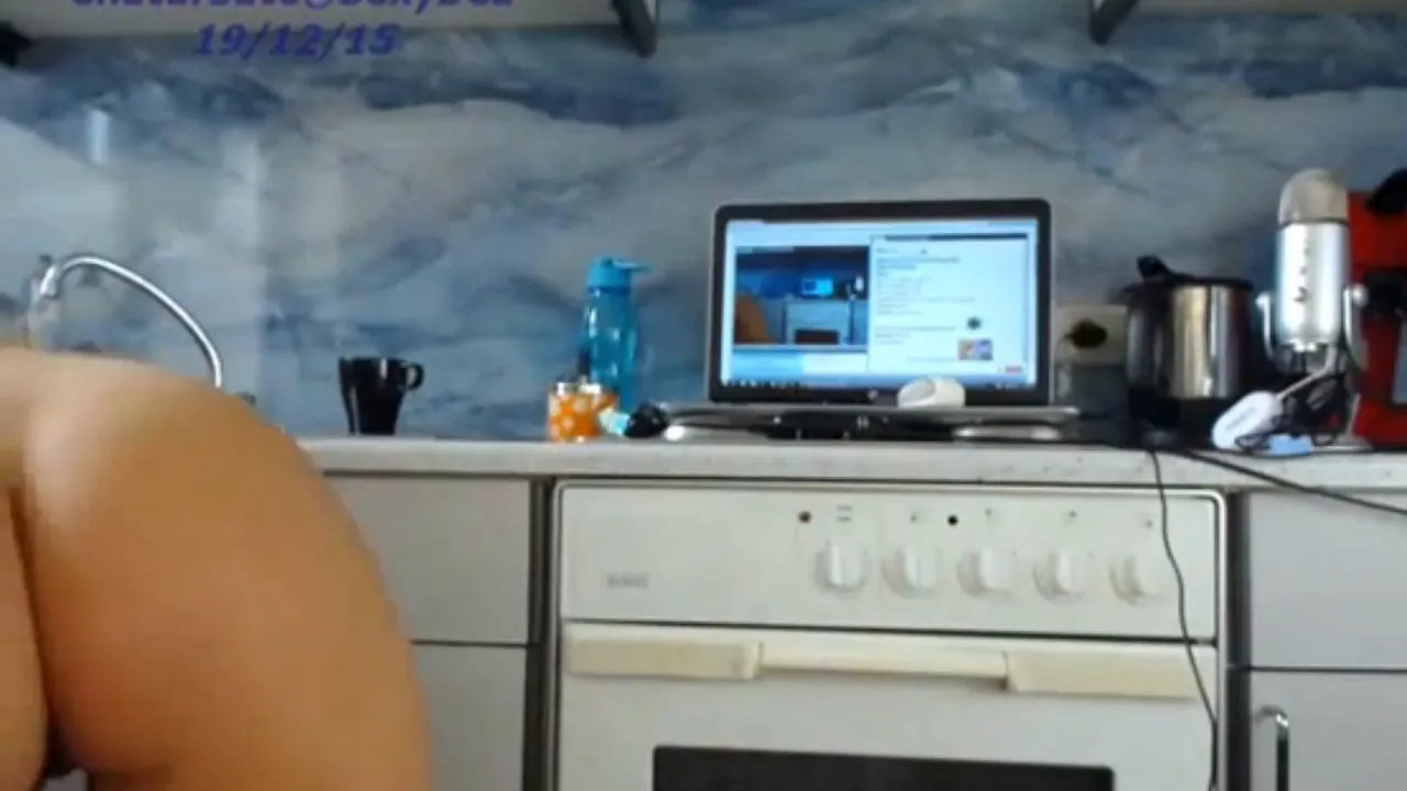 Sexy webcam model twerks and flashes her best ass and pussy live