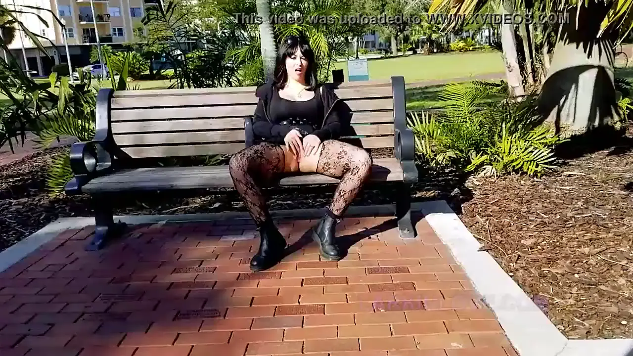 Goth brunette amateur masturbates outside and cums on herself
