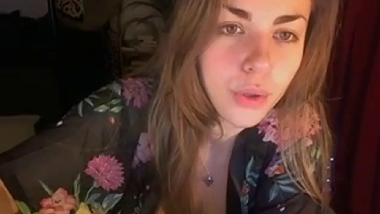 Live webcam show of Awesome Kate masturbating and cumming