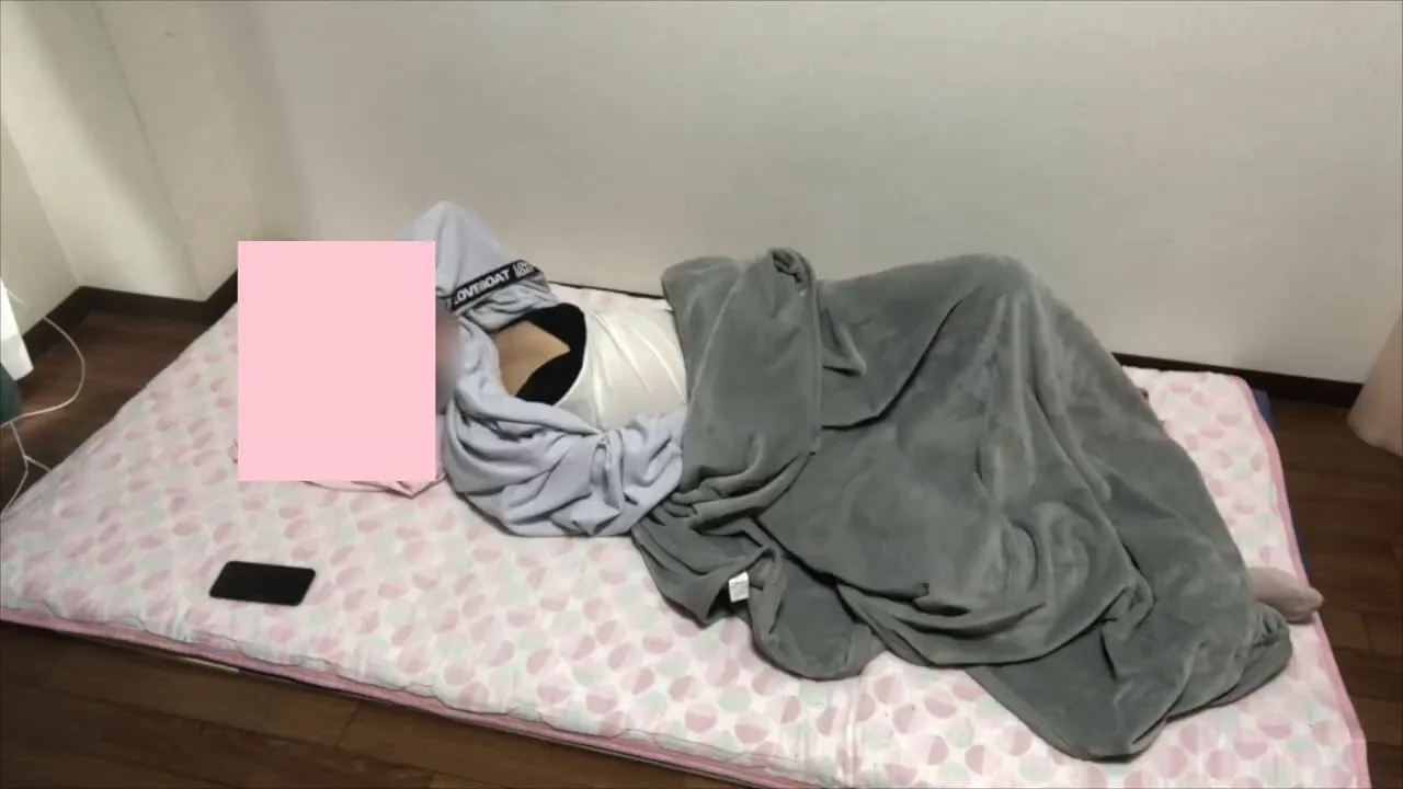 Momo131313, a Japanese girl, masturbates with a toy for the first time