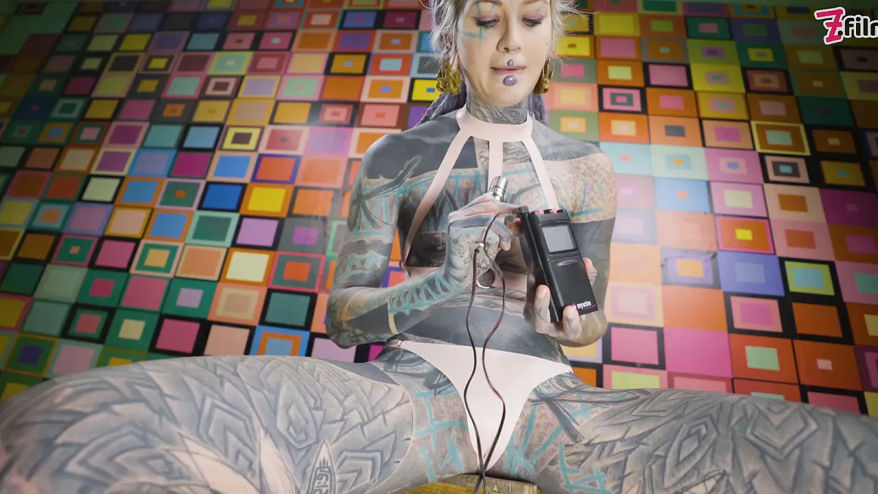 Latex-clad Anuskatzz masturbates with toys and gets off on electro stimulation