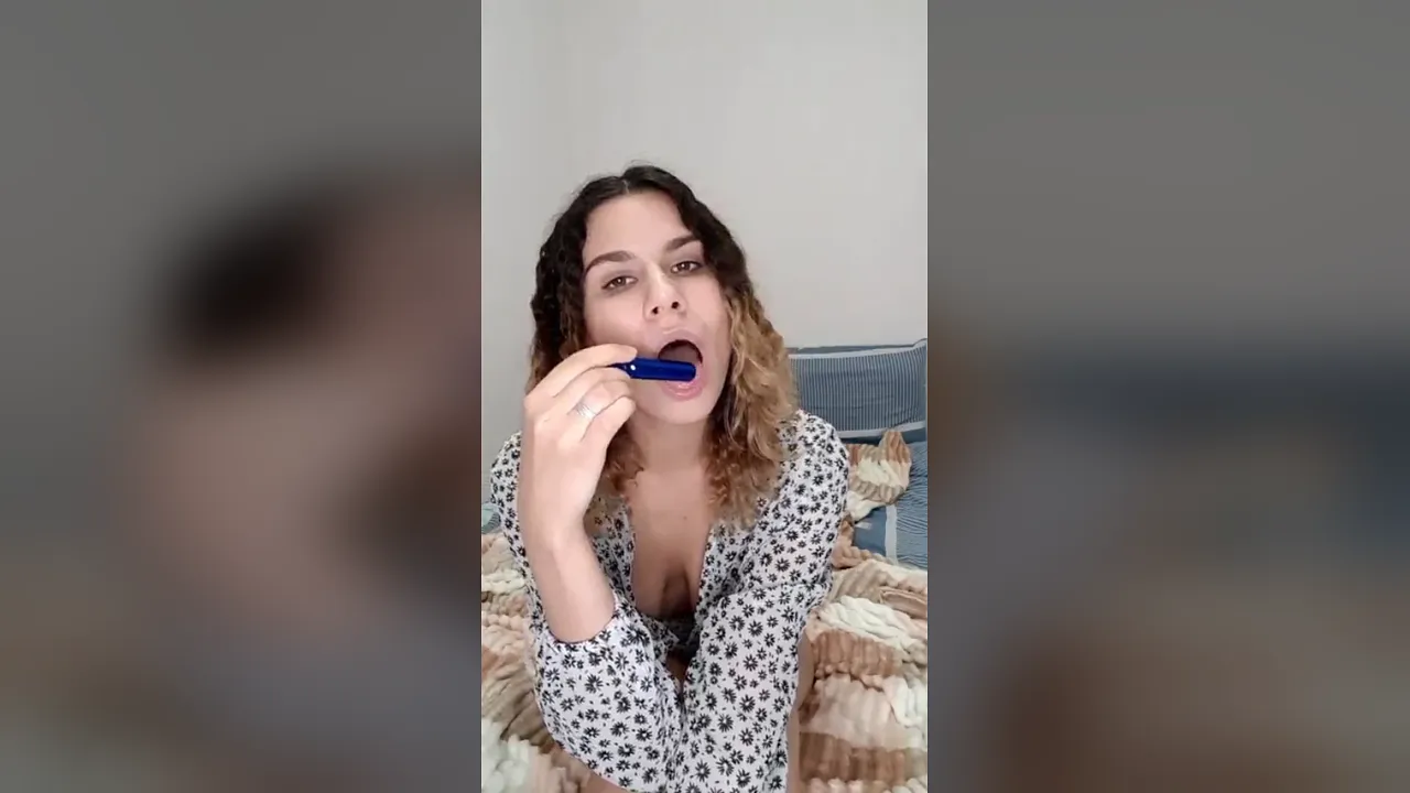 Shemale babe masturbates with vibrator and wets her big ass
