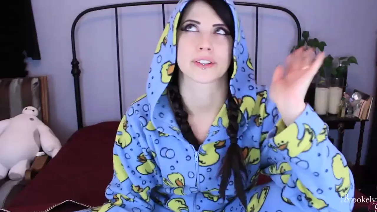 18 25 babe brunette video