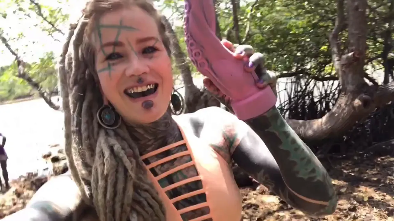 Tattooed solo girl Anuskatzz plays with big anal toys in public