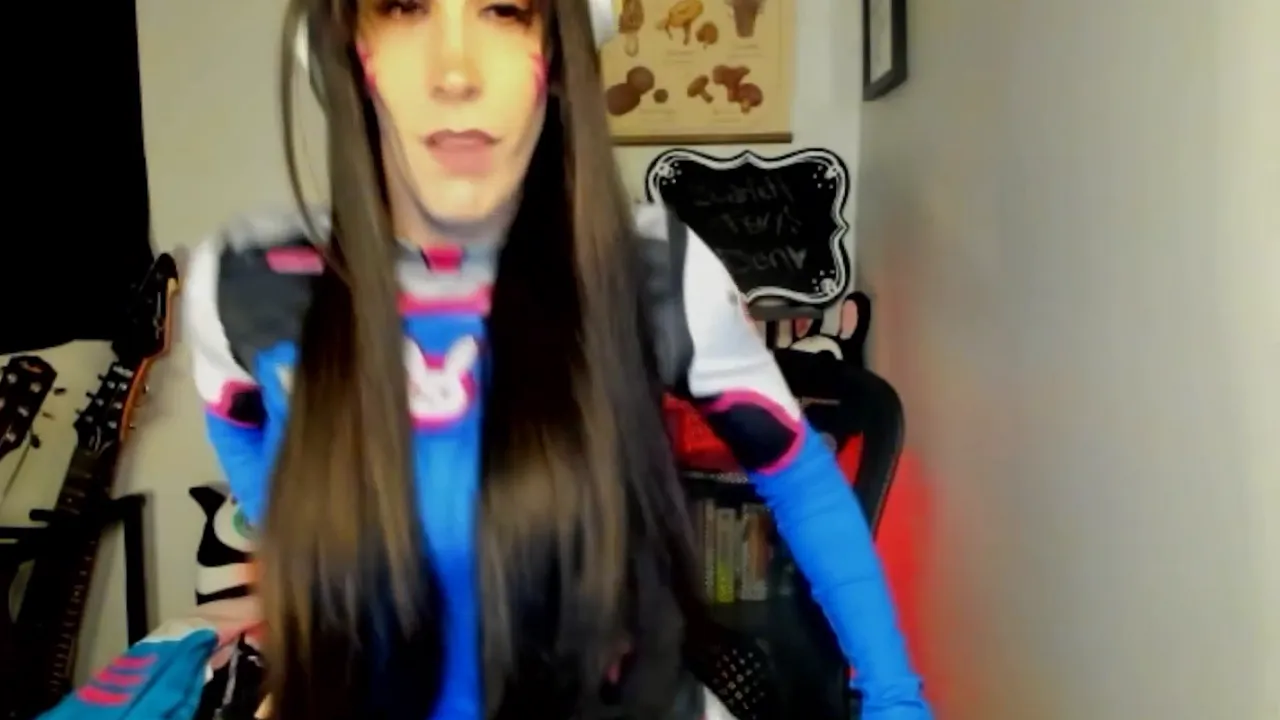 D.Va cosplay MILF Scarlett Foxx masturbates solo