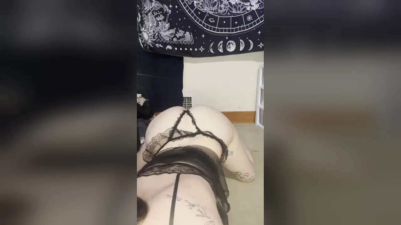 Petite Latina solo twerks and shows off her big juicy booty