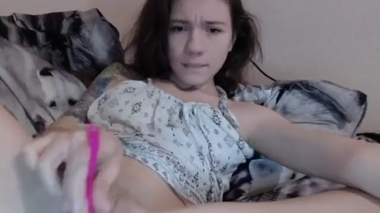 Sexy_b0rsch gets turned on by webcam fisting solo brunette