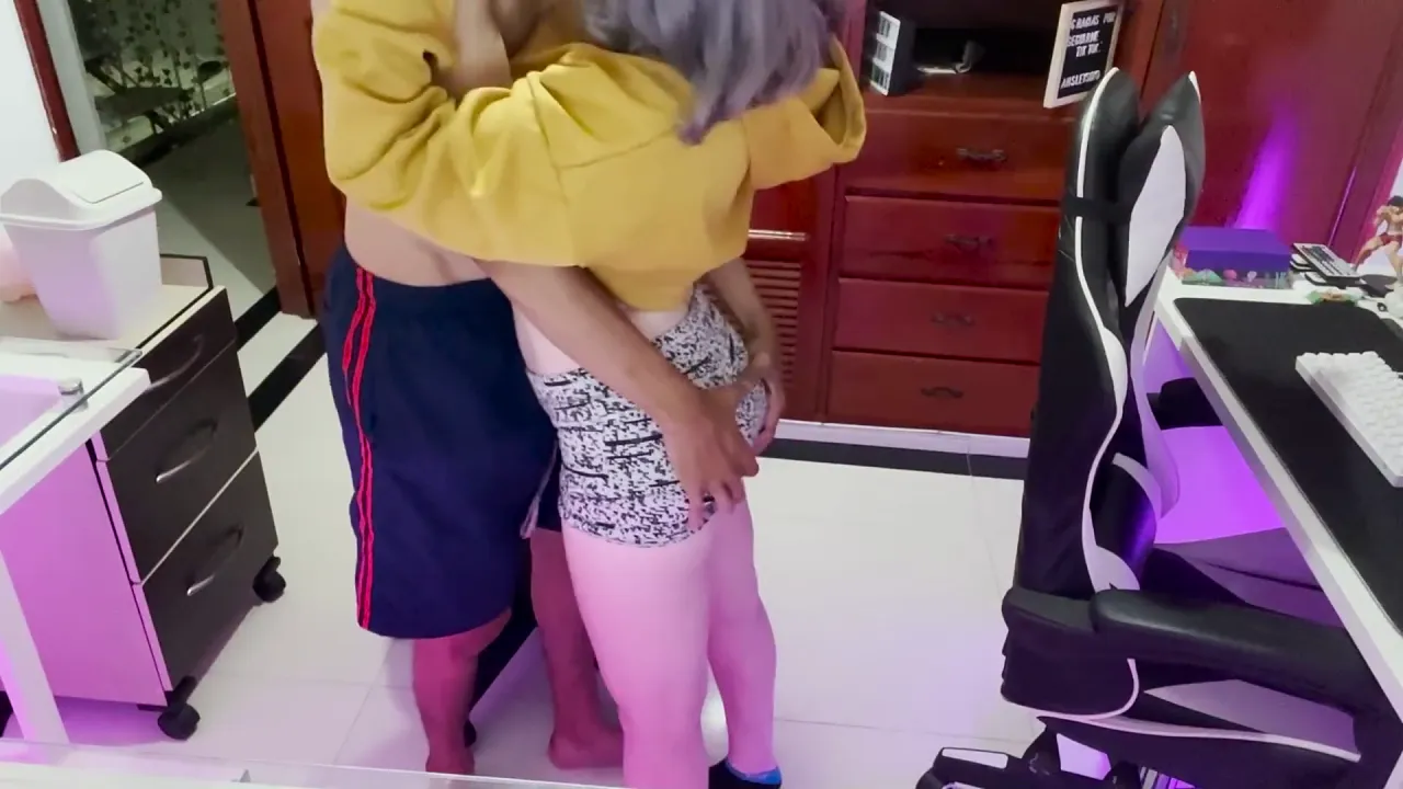 Live-streaming Latina influencer forgets to turn off camera during rough sex with