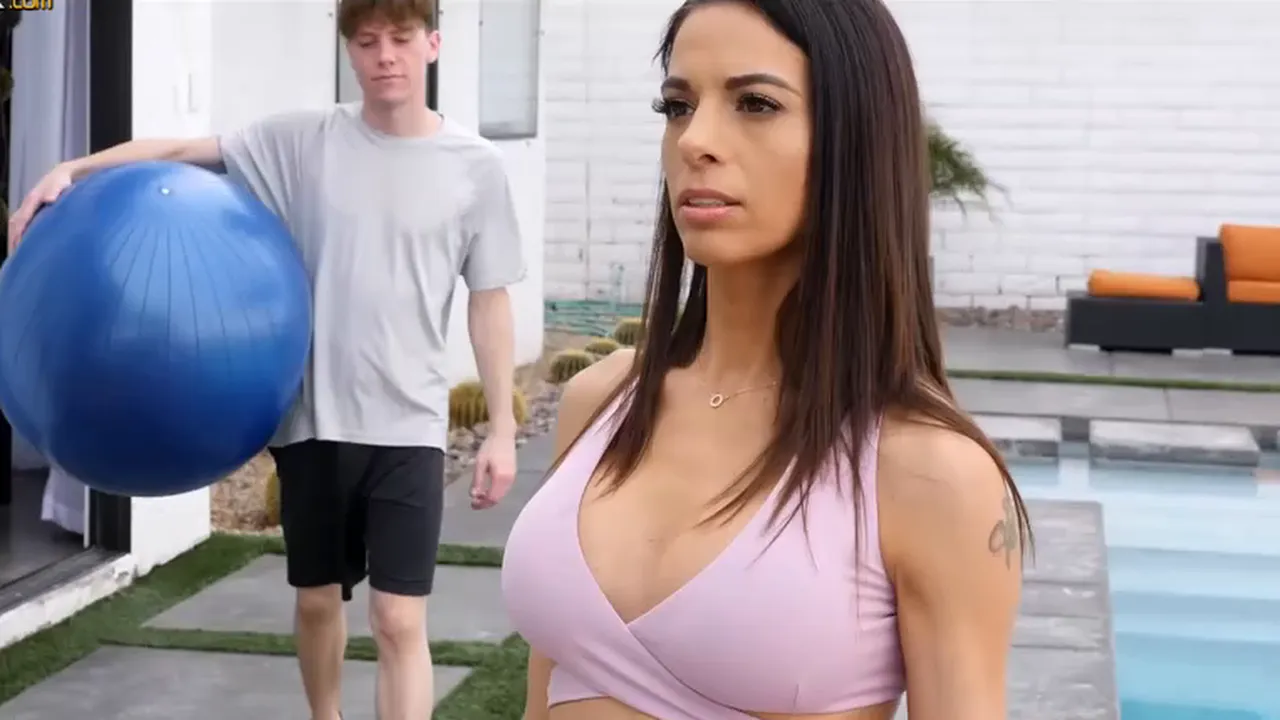 Fit MILF Eva Long gets a kinky workout from her personal trainer