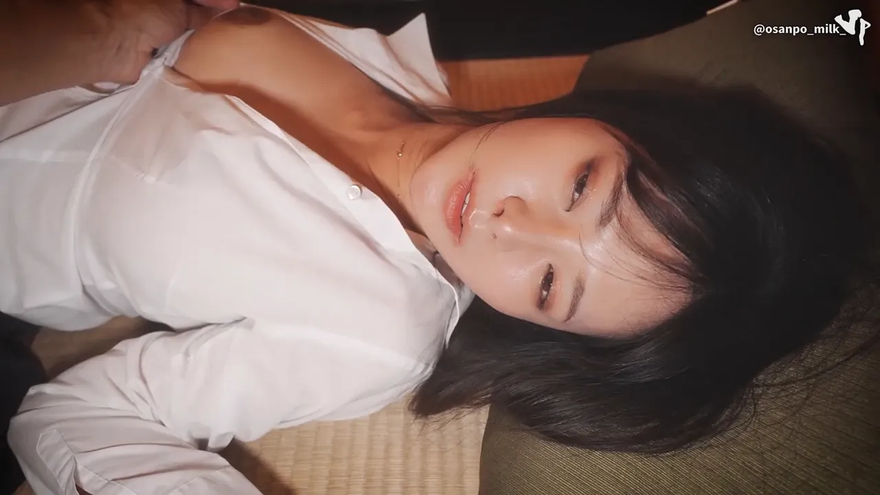 バイブを挿入！コタツで寝そべっていて可愛かったので太くて硬いものを挿入。さて、今日はどんな風に遊ぼうかな？（日本人、素人、個人撮影）