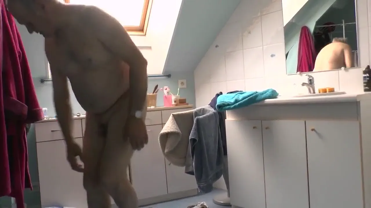 Asian mature woman masturbates in longer video