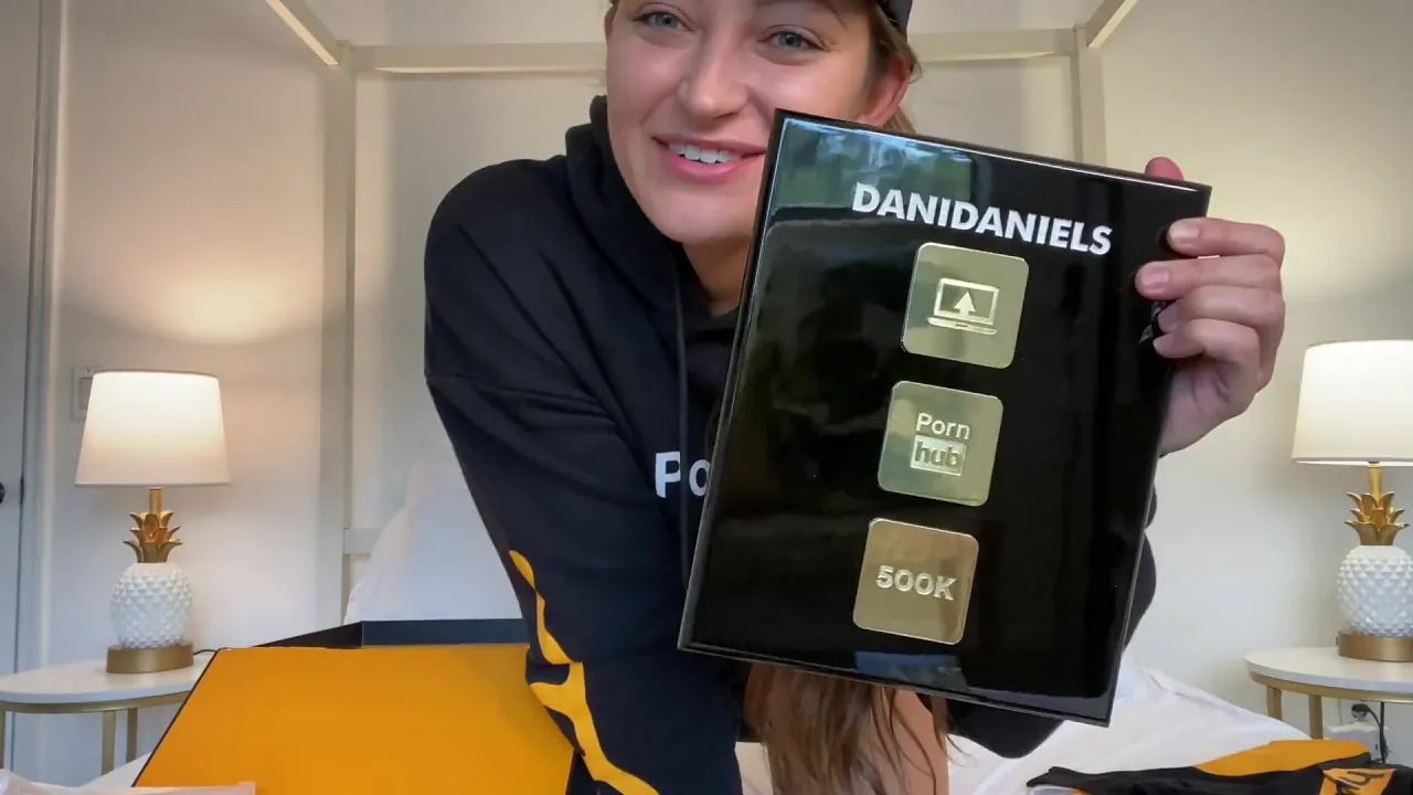 Dani Daniels celebrates 500k subscribers by masturbating with a vibrator