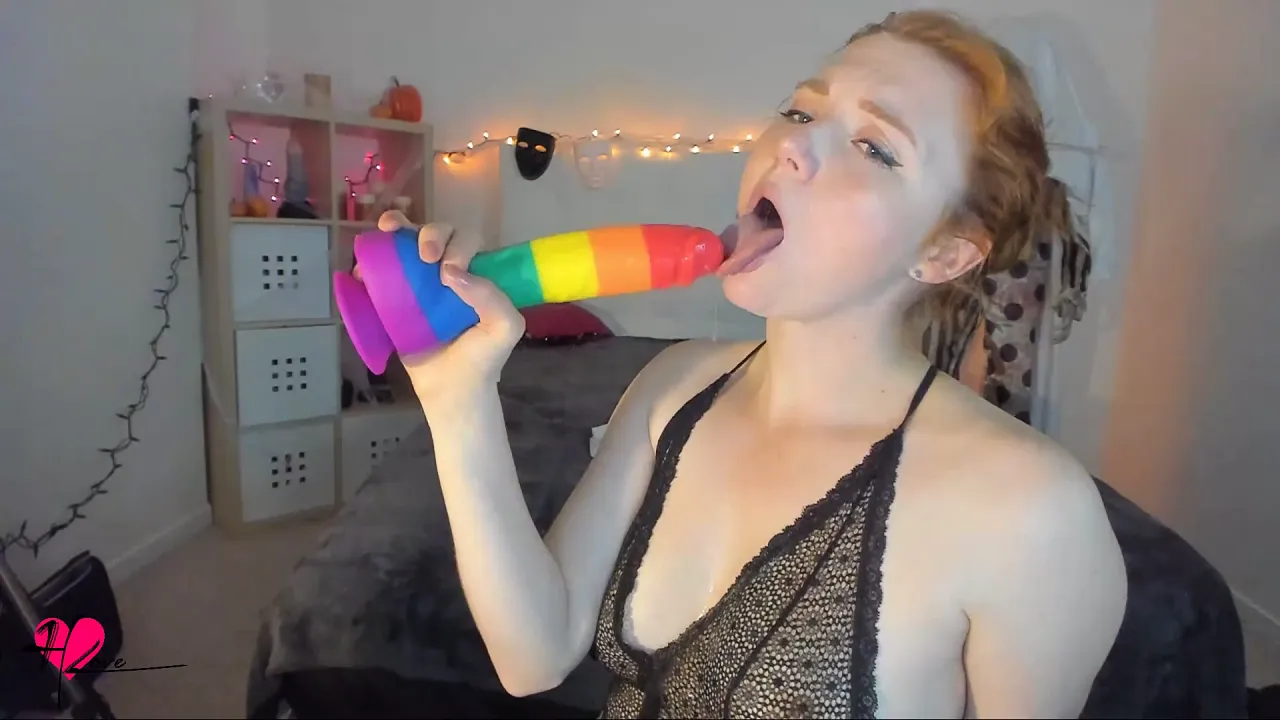 Canadian MILF Haylee Love deepthroats and uses toys to have an orgasm on camera