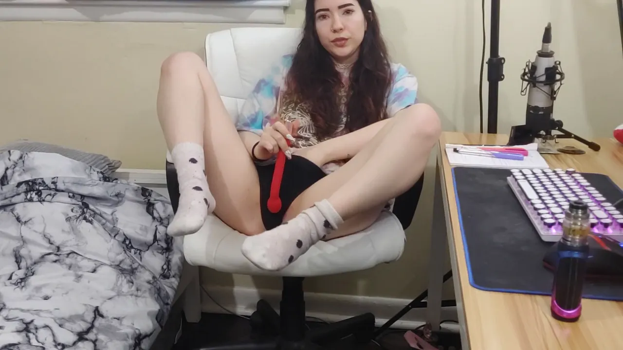 Lil Red Velvettt reviews a vibrator in her exclusive video