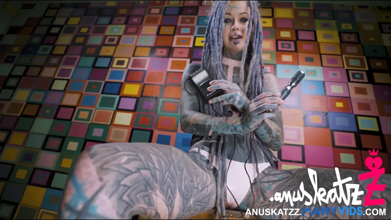 Tattooed solo girl masturbates to orgasm with BDSM electro play and latex in her German