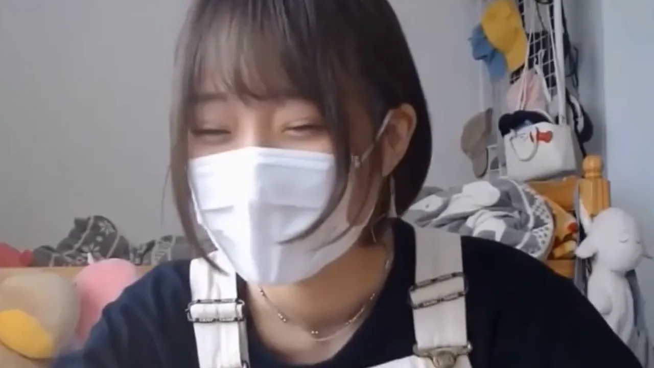Tiny Asian webcam model strips naked while chatting with fans
