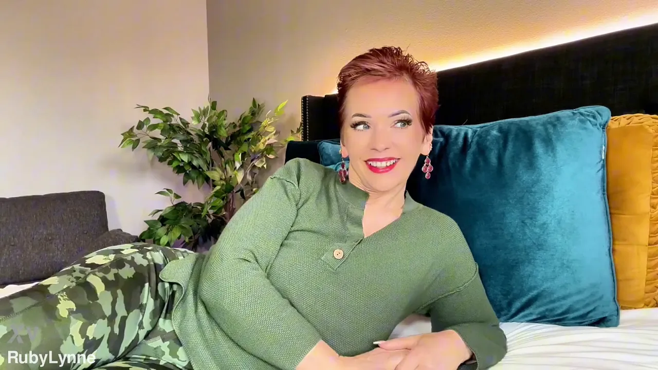 Solo MILF Rubylynne masturbates with a dilido while her pussy is pierced
