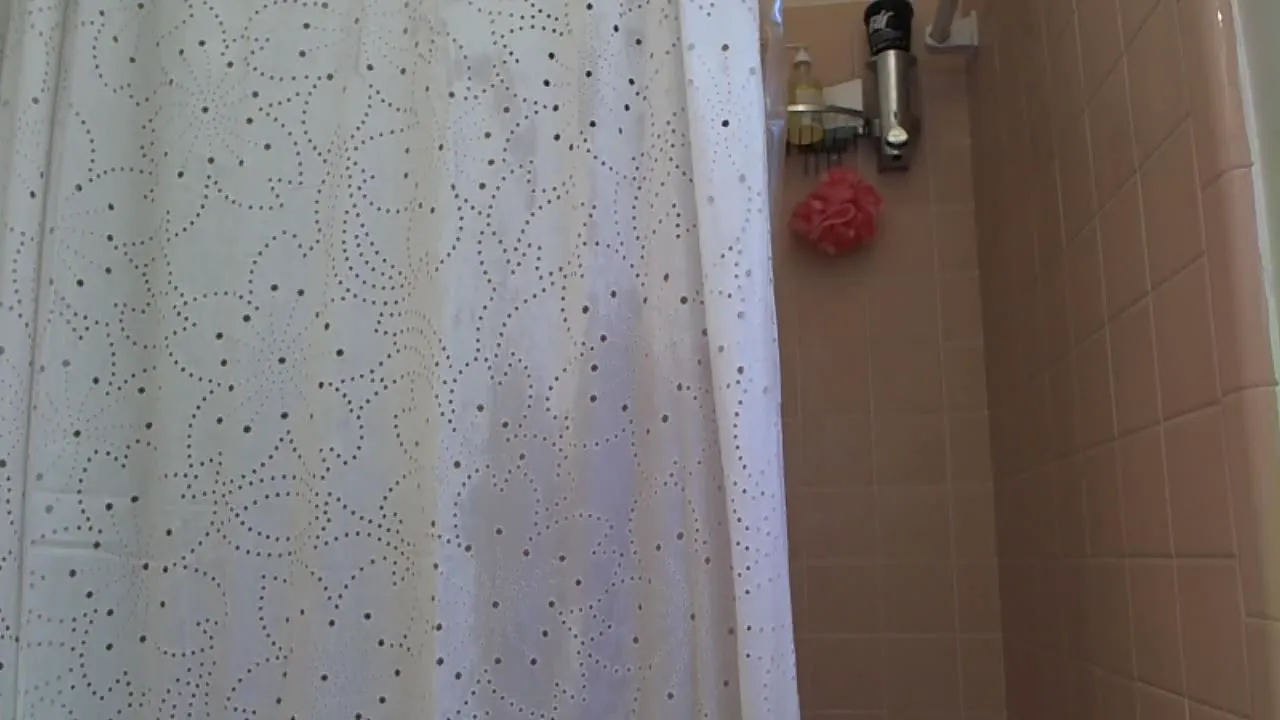 Amber Hahn enjoys webcam solo shower fun