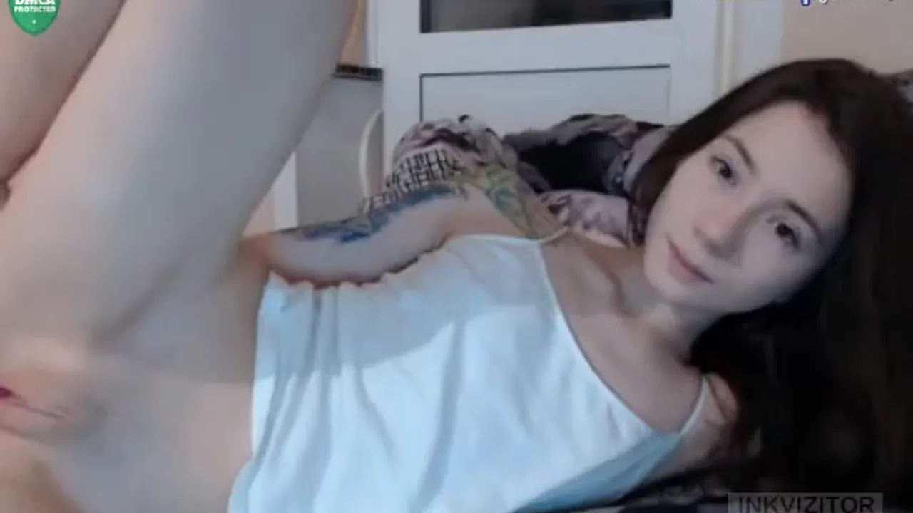 Sexy_b0rsch masturbating with remote vibrator
