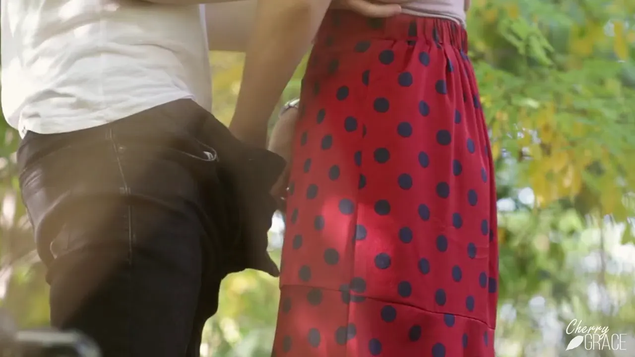 Amateur couple has outdoor sex and creampie in public