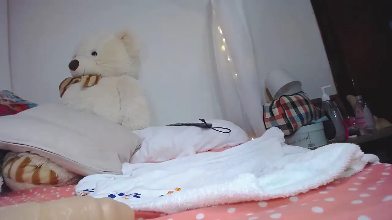 Blonde amateur plays with her big ass and wet pussy while wanking