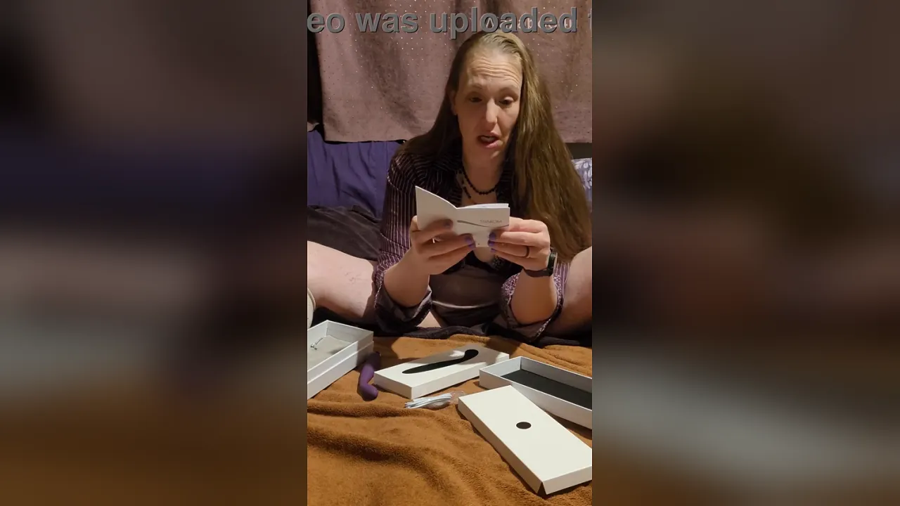 Milf Wazaboo4u tests the Svakom Coco vibrator and squirts in missionary