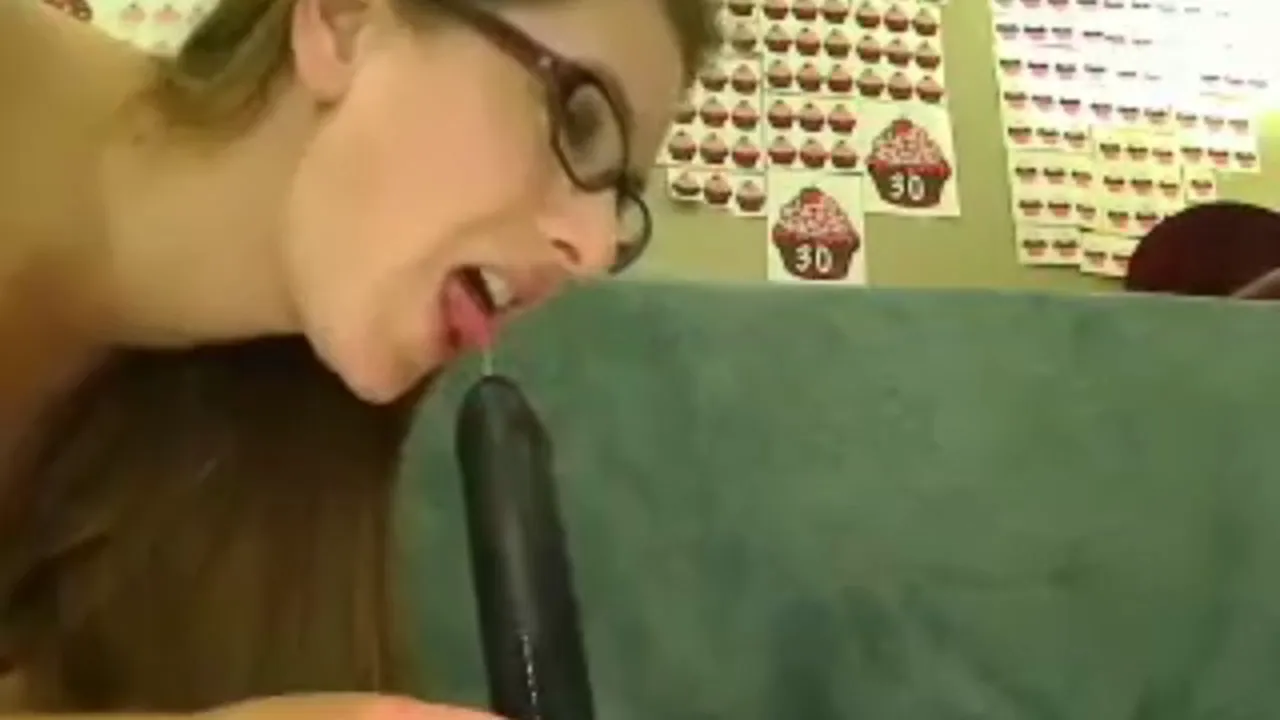 AmberCutie shows off her solo webcam show