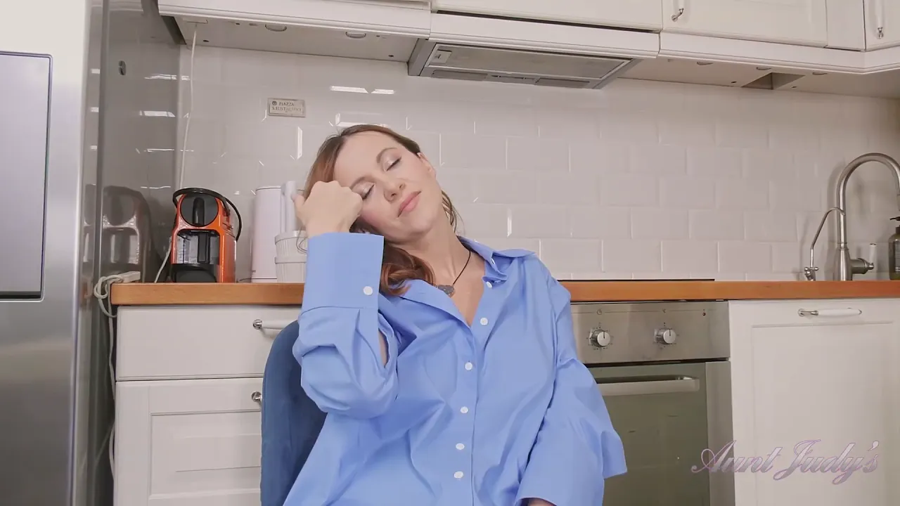 MILF Anna Maria masturbates with her big natural boobs in the kitchen
