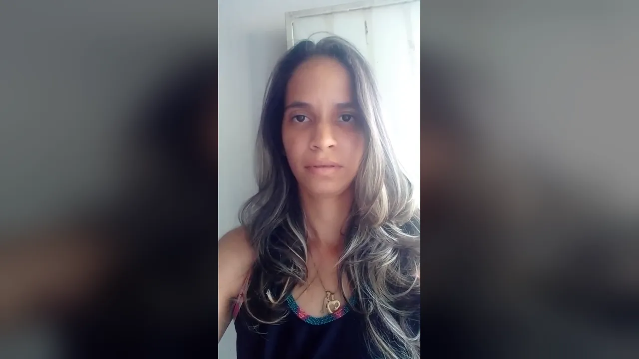 Solo webcam girl shows off her fisting skills in public