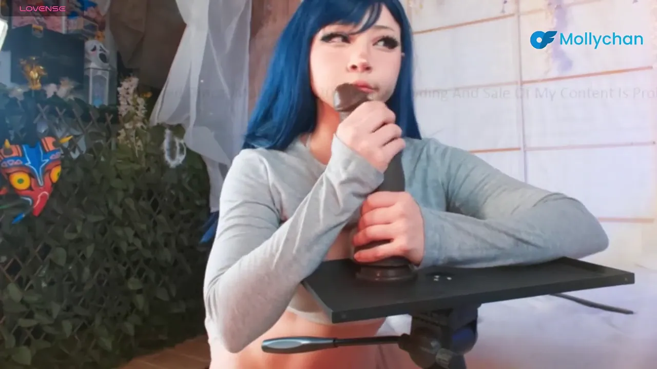 Mollyflwers cosplays and masturbates with big tits and ass on webcam