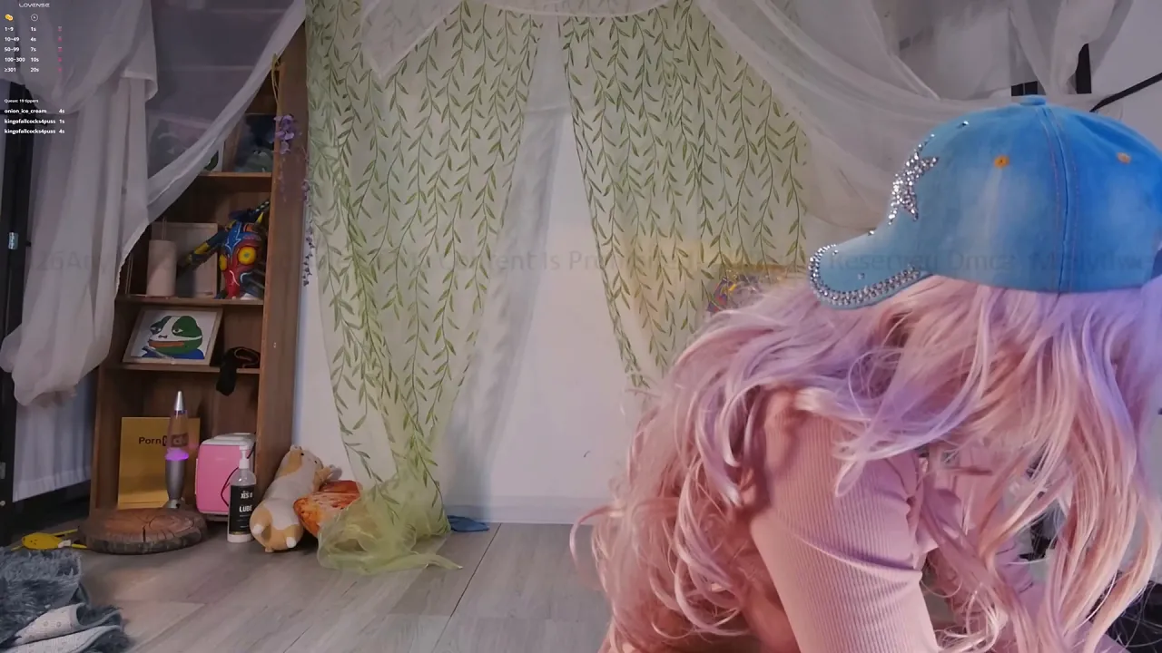 Mollyflwers cosplays a big-titted anime character for webcam