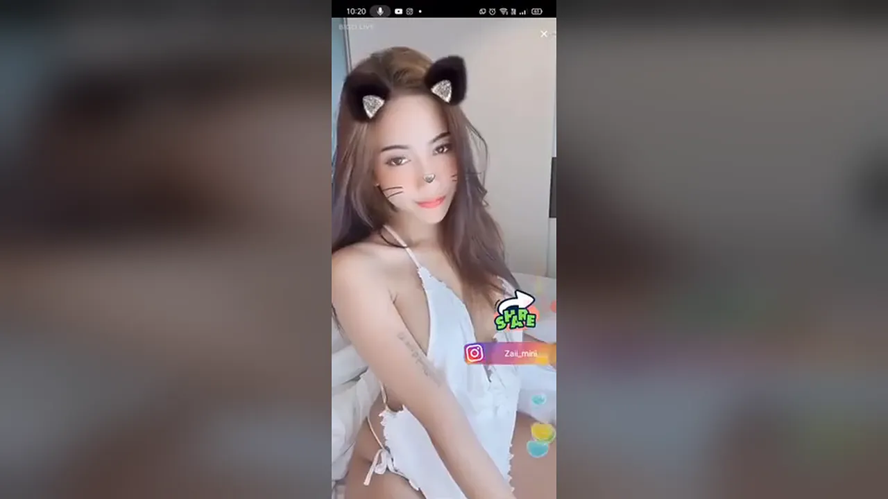 Xoxo Solo strips and masturbates in a sexy solo video