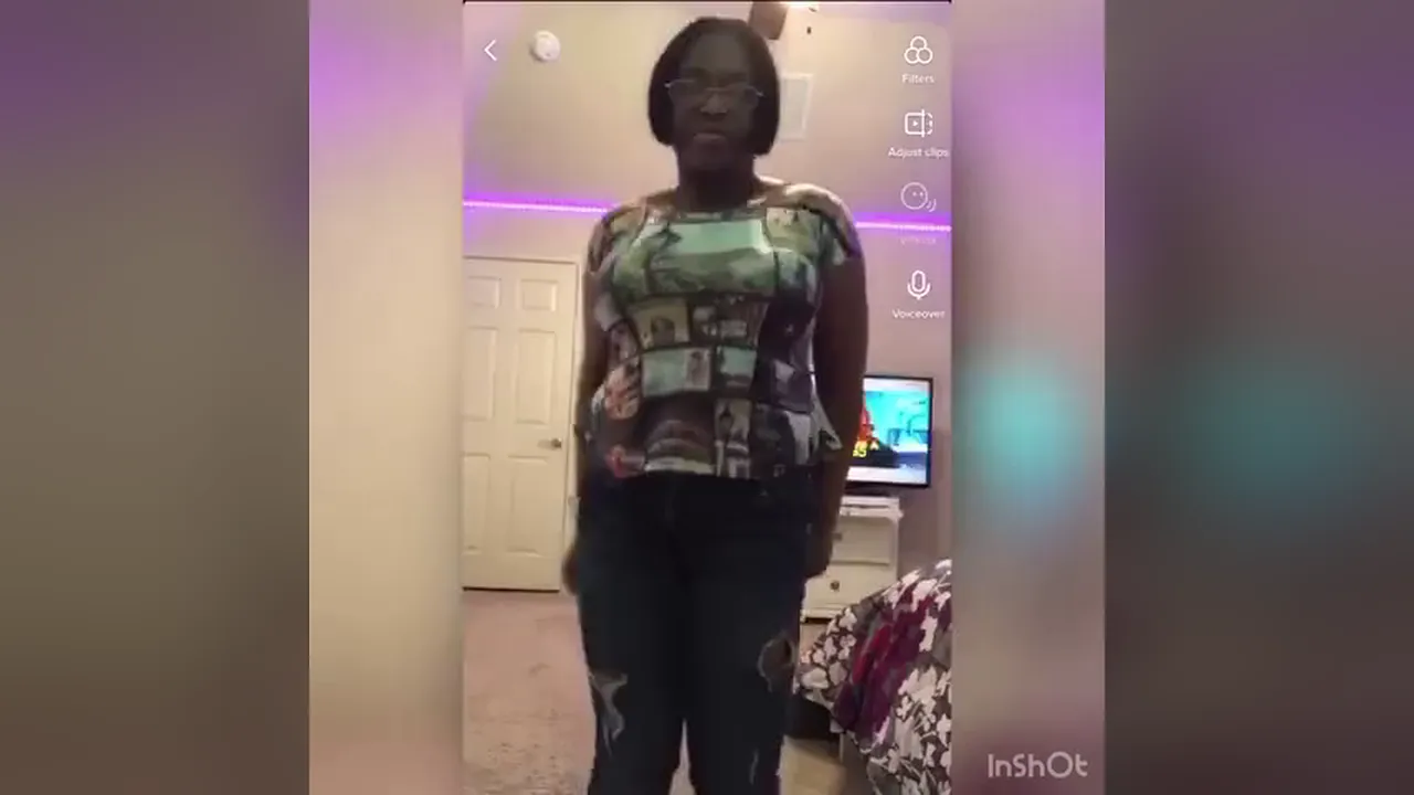 Solo webcam girl shows off big tits and ass while playing music