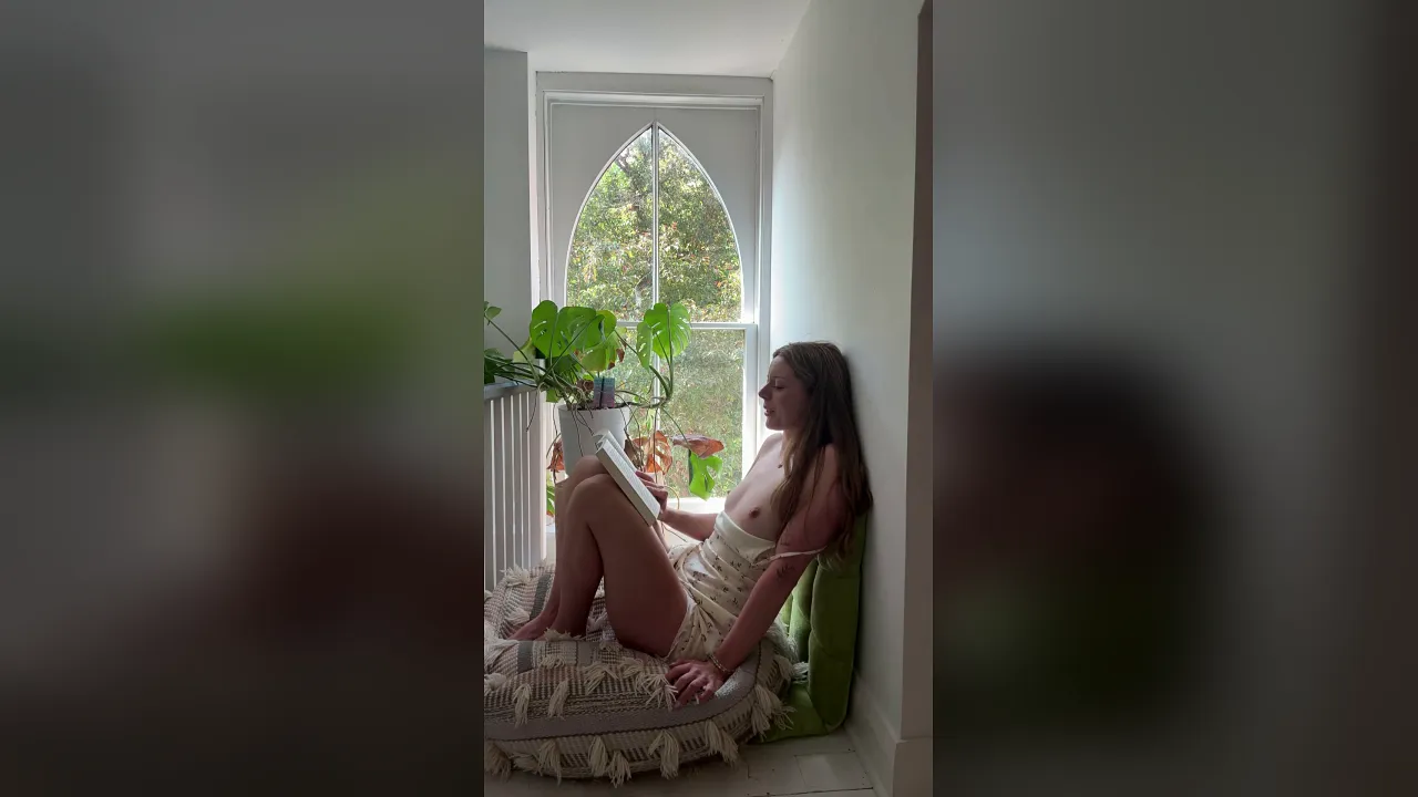 Nadia Foxx reads smut while using a vibrator to try not to cum