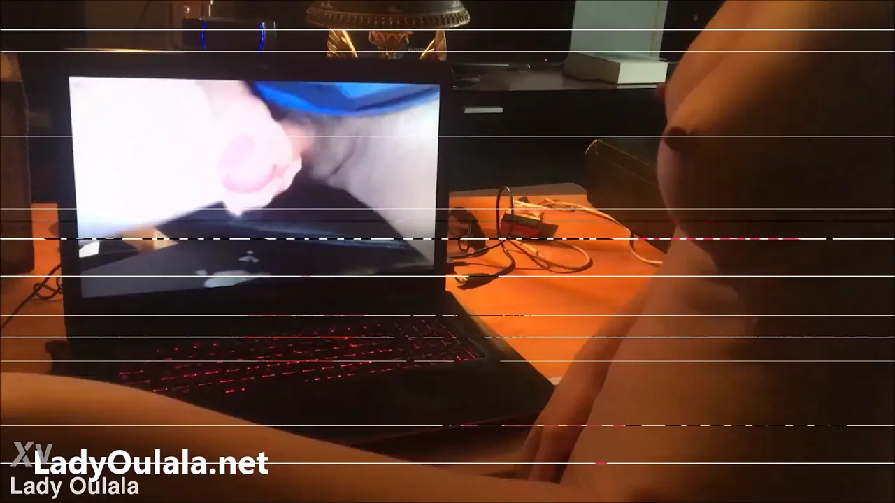 Amateur cam girl flashes her pussy and masturbates while on webcam
