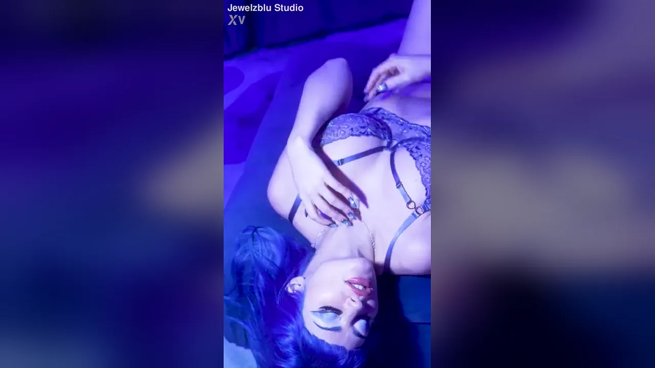Jewelz Blu fucks her big booty with a glass dildo in alternative POV