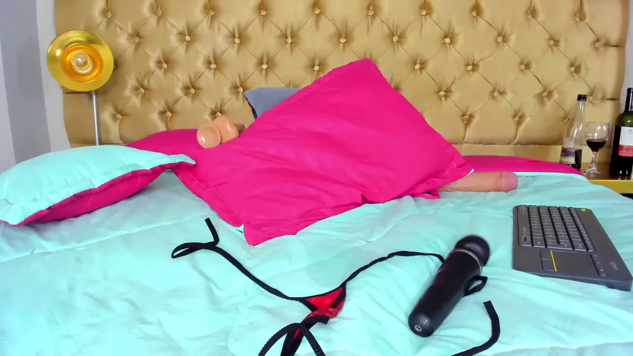 Ebony webcam model masturbates with a big dildo and vibrator, climaxing in her bikini
