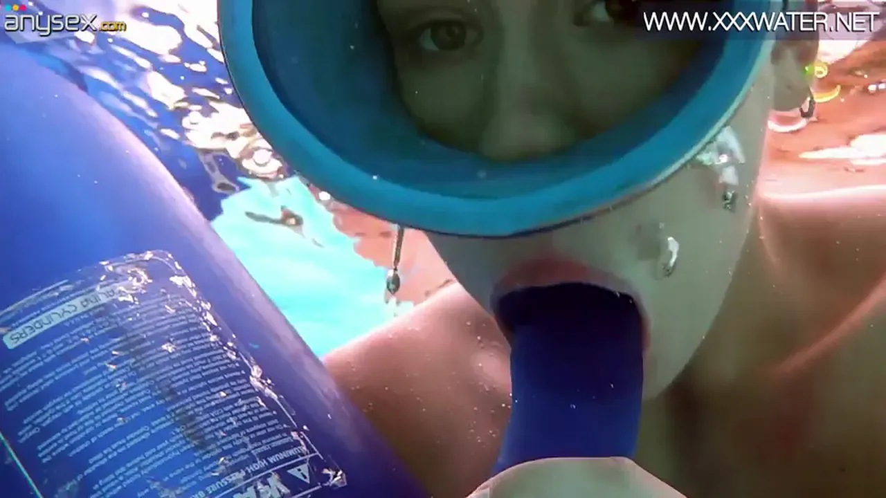 Minnie Manga sucks a dildo underwater in a solo pool scene
