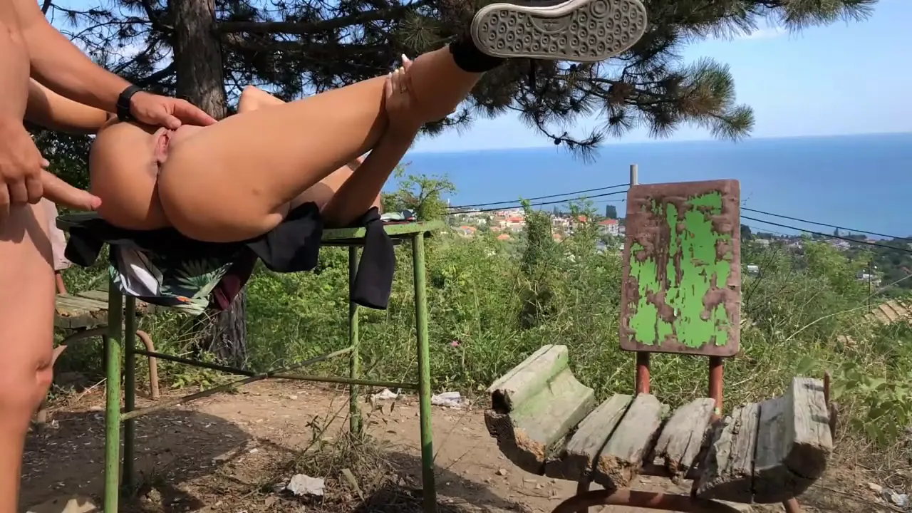 Amateur girl has morning anal sex on a mountain