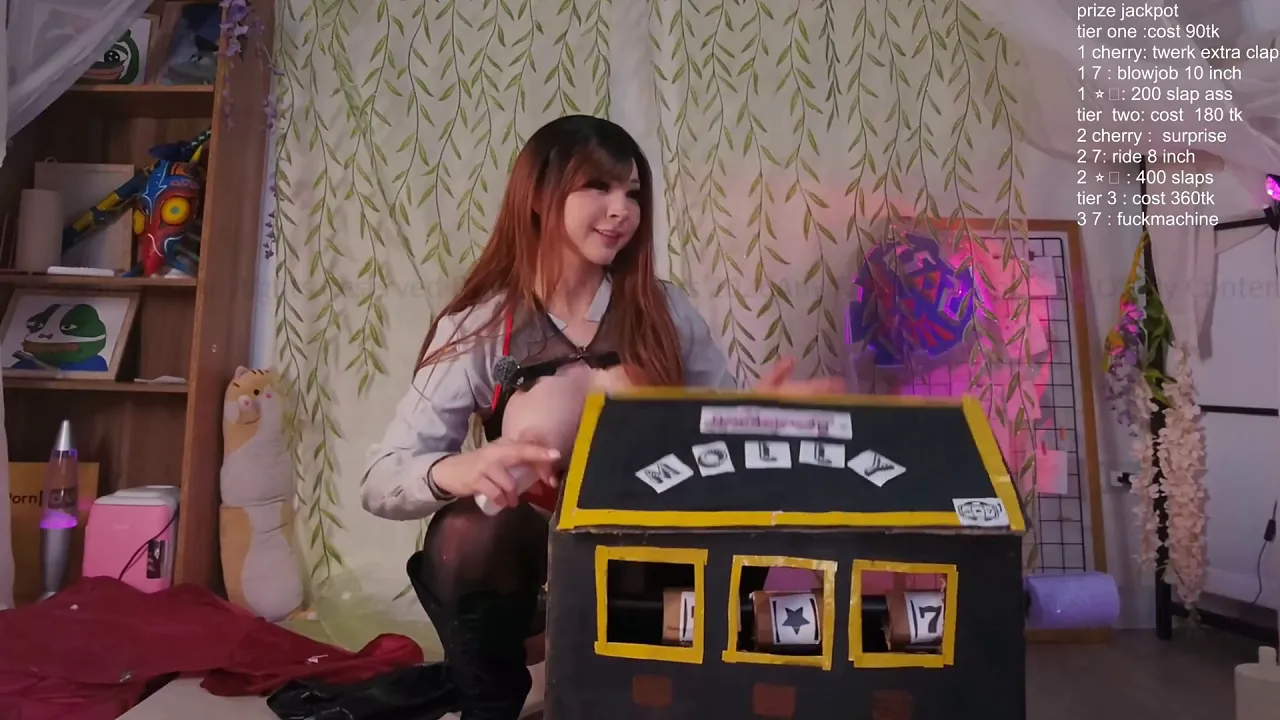 Mollyflwers cosplays a big-titted anime character on webcam